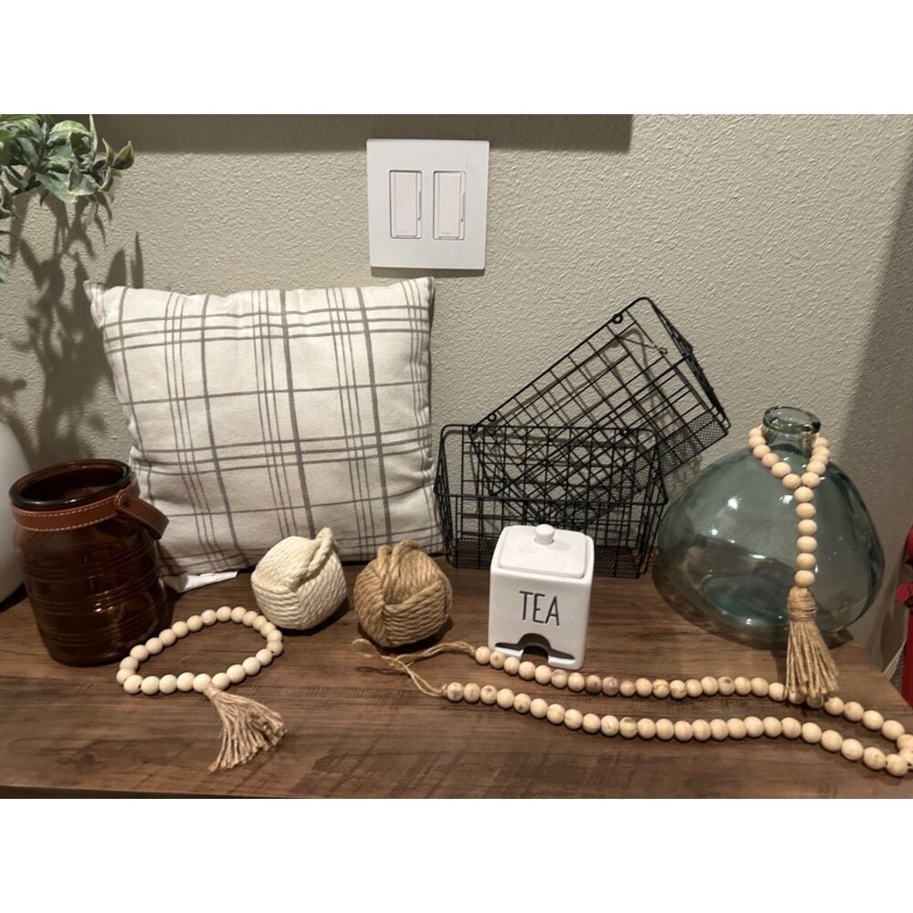 Lot of Spring Home Decor (Pillow, Vases, Basket)